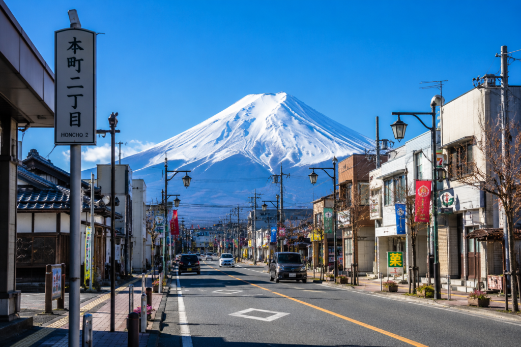 富士吉田の街並みと富士山|富士吉田ランチ